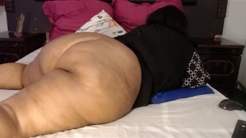 Snapshot of madamzee chatting on 12/08/24, 09:02 madamzee online show from 12/08/24, 09:02