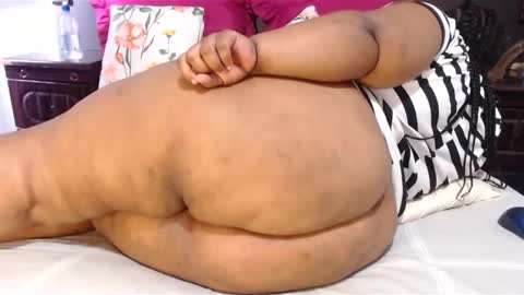 Snapshot of madamzee chatting on 01/07/25, 09:29 madamzee online show from 01/07/25, 09:29