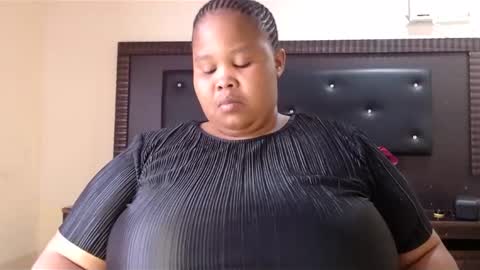 Snapshot of madamzee chatting on 02/10/25, 06:42 madamzee online show from 02/10/25, 06:42