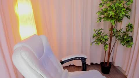 Maddy Please help me with your thumbs up its important online show from 02/18/25, 10:05