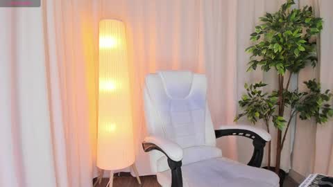 Maddy Please help me with your thumbs up its important online show from 02/27/25, 04:20