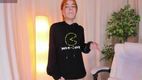 Maddy Please help me with your thumbs up its important online show from 02/27/25, 07:44