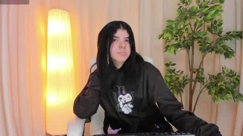 Maddy Please help me with your thumbs up its important online show from 03/06/25, 07:14