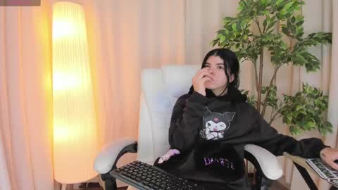 Maddy Please help me with your thumbs up its important online show from 03/06/25, 10:20