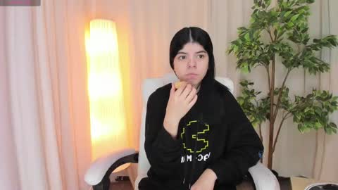 Maddy Please help me with your thumbs up its important online show from 03/07/25, 04:24