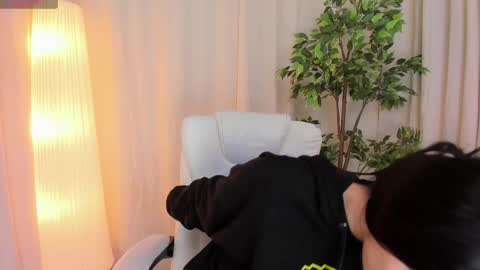 Maddy Please help me with your thumbs up its important online show from 03/11/25, 07:37