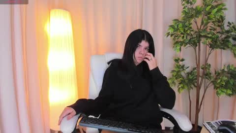 Maddy Please help me with your thumbs up its important online show from 03/12/25, 08:08