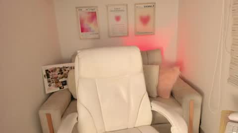 Snapshot of maddy_bronw chatting on 04/21/26, 01:42 Maddy online show from 04/21/26, 01:42