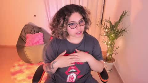 Snapshot of madelaine_taylor chatting on 01/16/25, 04:07 madelaine_taylor online show from 01/16/25, 04:07