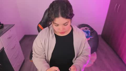 Snapshot of madelaine_taylor chatting on 10/16/25, 12:17 madelaine_taylor online show from 10/16/25, 12:17