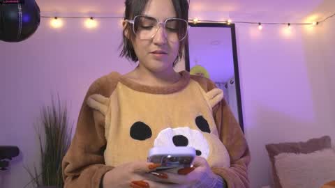 Maeve  schedule 11 am- 530 pm colombia time  online show from 12/25/24, 11:10