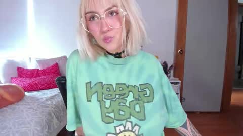 Maeve  schedule 11 am- 530 pm colombia time  online show from 02/25/26, 06:50