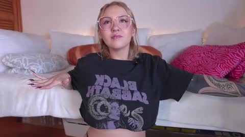 Maeve  schedule 11 am- 530 pm colombia time  online show from 05/08/26, 02:00