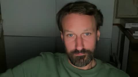 Snapshot of maenu_69 chatting on 10/31/25, 10:00 maenu_69 online show from 10/31/25, 10:00