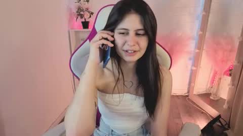 Snapshot of maeren chatting on 02/12/26, 12:33 Mia online show from 02/12/26, 12:33