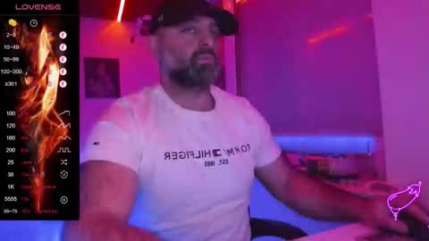 Snapshot of magabear chatting on 02/04/26, 02:12 Magabear online show from 02/04/26, 02:12