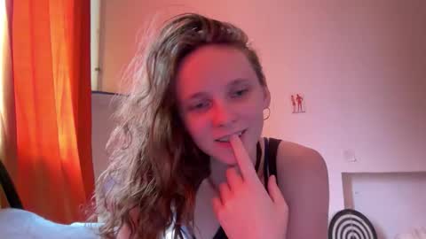 Snapshot of magic_mini_moon chatting on 09/18/25, 09:11 Mikky or Moon online show from 09/18/25, 09:11