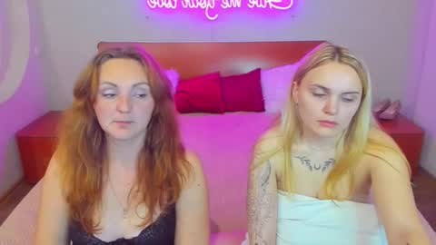 Lili and Bella online show from 11/04/25, 07:02