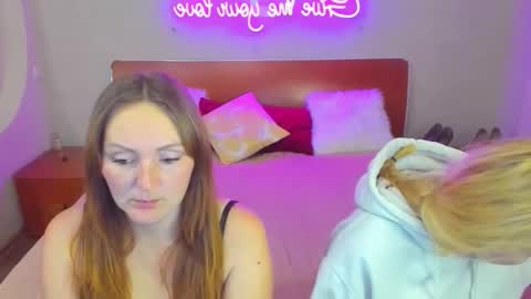 Lili and Bella online show from 01/18/26, 06:44