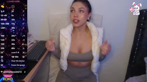 Snapshot of maiaa_evans chatting on 12/04/24, 02:31    t  online show from 12/04/24, 02:31