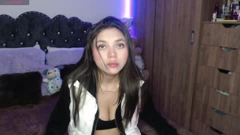 Snapshot of maiaa_evans chatting on 12/23/24, 02:45    t  online show from 12/23/24, 02:45