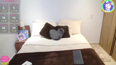 Snapshot of maiaa_evans chatting on 09/15/25, 04:01    t  online show from 09/15/25, 04:01