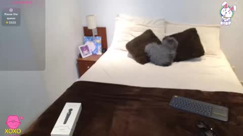 Snapshot of maiaa_evans chatting on 10/12/25, 02:10    t  online show from 10/12/25, 02:10