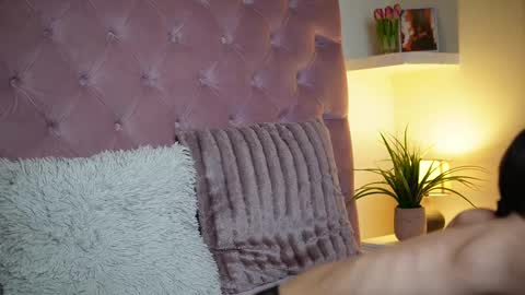  Maia  online show from 10/21/25, 08:20