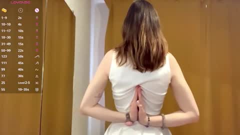 Elina online show from 10/26/25, 10:21