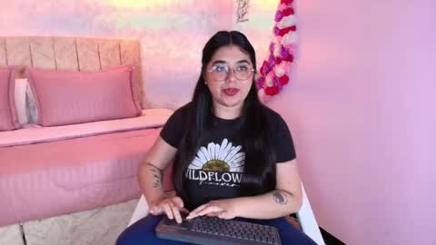 Snapshot of mailyn_rose chatting on 10/21/25, 02:29 mailyn_rose online show from 10/21/25, 02:29