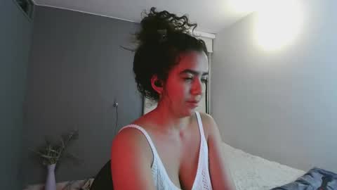 Snapshot of maithe_perroni chatting on 03/08/25, 01:06   Lauu online show from 03/08/25, 01:06