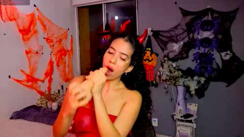 Snapshot of maithe_perroni chatting on 10/29/25, 12:46   Lauu online show from 10/29/25, 12:46