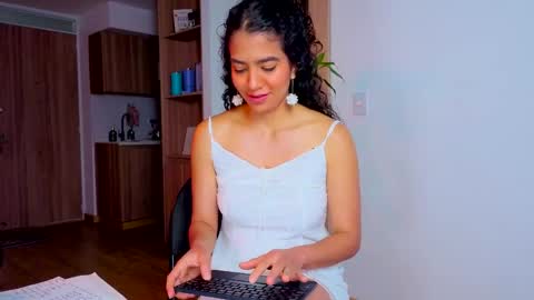 Snapshot of maithe_perroni chatting on 04/14/26, 06:36 Lauu online show from 04/14/26, 06:36