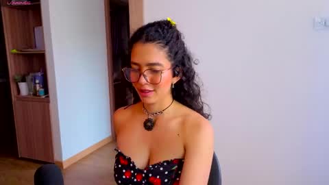 Snapshot of maithe_perroni chatting on 04/29/26, 06:14 Lauu online show from 04/29/26, 06:14