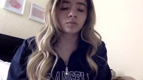 Snapshot of majo_gomezz chatting on 05/18/26, 02:51 majo_gomezz online show from 05/18/26, 02:51
