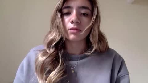 Snapshot of majo_gomezz chatting on 05/27/26, 03:42 majo_gomezz online show from 05/27/26, 03:42