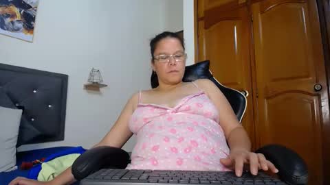 Snapshot of majo_leal_ chatting on 01/20/25, 10:51 majo online show from 01/20/25, 10:51