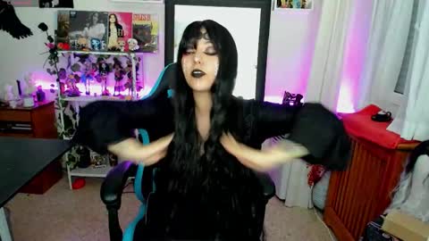 Snapshot of makii_33 chatting on 10/12/25, 04:44 ...  ... online show from 10/12/25, 04:44
