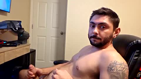 Snapshot of mako4u chatting on 11/28/25, 01:08 mako4u online show from 11/28/25, 01:08