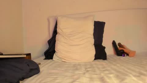 Laura online show from 03/12/25, 07:49