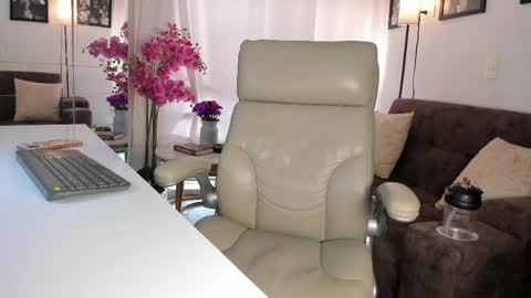 Snapshot of malena99_ chatting on 05/16/26, 07:56 malena99_ online show from 05/16/26, 07:56