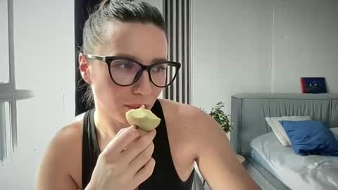 Snapshot of malina568708 chatting on 03/11/25, 02:29 malina568708 online show from 03/11/25, 02:29