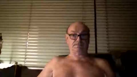 Snapshot of manes5858 chatting on 11/17/25, 10:04 manes5858 online show from 11/17/25, 10:04