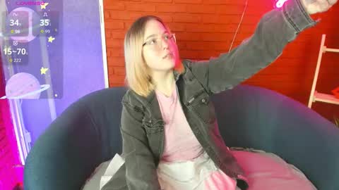 manic_pixie_ online show from 10/17/25, 10:29