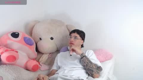 Snapshot of manuelr77 chatting on 05/15/26, 10:50 Manuel online show from 05/15/26, 10:50