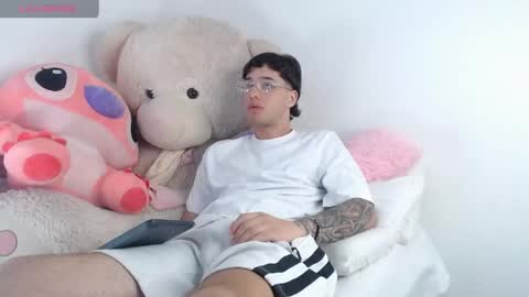 Snapshot of manuelr77 chatting on 05/16/26, 12:07 Manuel online show from 05/16/26, 12:07