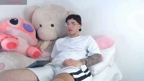 Snapshot of manuelr77 chatting on 05/16/26, 12:18 Manuel online show from 05/16/26, 12:18