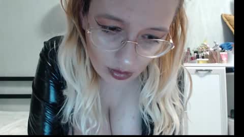 Snapshot of margo_shine chatting on 05/01/26, 02:10 margo_shine online show from 05/01/26, 02:10