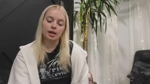 margot_robbie7 online show from 02/17/25, 01:15