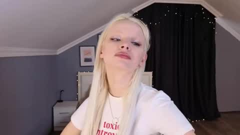 Snapshot of mari_clay chatting on 02/21/26, 09:10 Milena online show from 02/21/26, 09:10